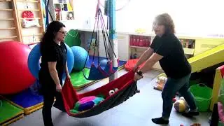 Домашна сензорна зала - Люлеене с одеяло