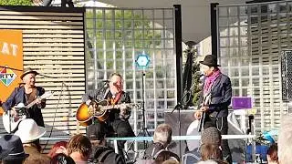 Neumann Unplugged Trio - Naiselleni