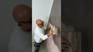 Parete con effetto sabbiato tortora e bianco caldo #imbianchino #milano