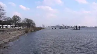 Hamburg, Nienstedten / Othmarschen, Elbufer, F&auml;hranleger Teufelsbr&uuml;ck - Full HD (1080p) Videobild