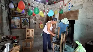 BRONCO  recive  llamada del extrajero vean que le dice su hijo y COMIENDO  CHICHARRONES
