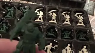 Wee look in the new HeroQuest box