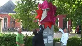 Slaapzak dochter Andr&eacute; Manuel lastig obstakel bij onthulling zuil Kunstwerk Diepenheim