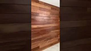 Closet oculto en un muro forrado de madera, closet disfrazado,