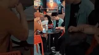 She Was in Trouble, But He Noticed #UKsafety #SegnaleSOS #viral #kindness