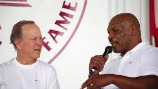 Mike Tyson con Jim Gray en el IBHOF