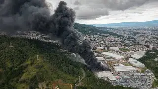 Vista A&eacute;rea: Masivo Incendio consume bodegas en Desamparados (4K)