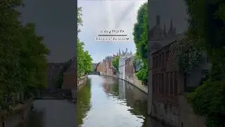 A MUST-DO in Bruges, Belgium: take a guided boat tour of the canals #bruges #belgium #europeantravel