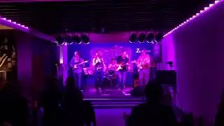 Crazy Little Thing por REWIND en el Zubikoa