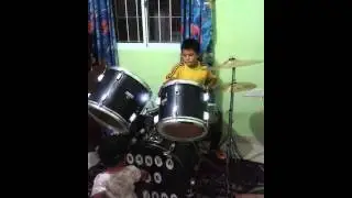 Jano Tocando la bater&iacute;a (9 a&ntilde;os)