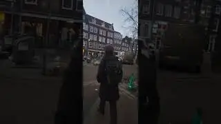 Рано утром мы прогуливаемся по улицам Амстердама, чтобы добраться до места нашей лодочной экскурсии.