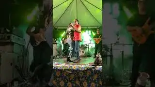 Veja Isso / Palco Cai Com Cantor e Sua Equipe Durante o Show #Shorts