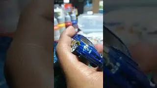 Pintando focos a un Hot Wheels con pinturas Acrílicas y pincel.