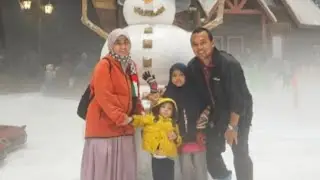 Anaya Family Main Salju Di Bekasi 