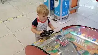 The angry emir throws out anger on toys, fights / Эм-злюка выплескивает гнев на игрушки, дерётся.