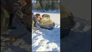 Перегружают сломанную Yamaha в сани и вещи, провизию с трех снегоходов в один. Ехали на двое суток.