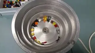 Bowl feeder transports small lego parts