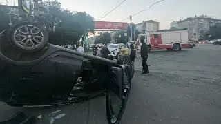 Таксист перевернул на крышу 