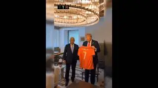 President @realdonaldtrump receives a 🎽jersey ✍️signed by @cristiano ⚽️