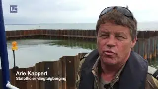 LC video: Damwanden op IJsselmeer voor berging vliegtuigwrak