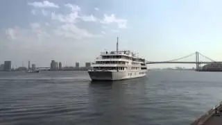 Rainbow Bridge and a Cruise ship, Tokyo Bay (Time Lapse)