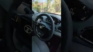 Тата Тиаго прибывает на подъездную дорожку MotorMatters