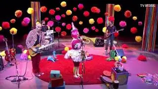 Brincando de Papel canta 