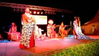 nouer un pareo par le Show Tahiti Nui
