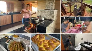 COZINHANDO NO FOGÃO A LENHA PELA PRIMEIRA VEZ DEPOIS DE PRONTO| FAXINA NOS BANHEIROS + ROSCA ASSADA😋