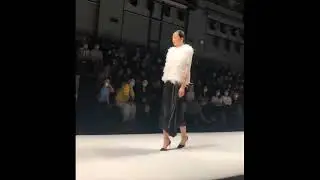 Model TRIPS & REMOVES her shoes during a Spring/Summer 2021 Chinese Fashion Show
