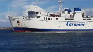 Procida. Traghetto Caremar in difficoltà nel porto
