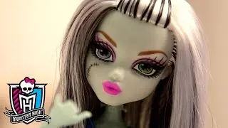 Frankie Stein Doll Demos the Monster High Designer Boo-tique | Monster High