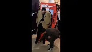 #sonamkapoor & #anandahuja cute moments ❤️Anand Ahuja tie the laces of Sonam🥰