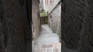 Visitei uma cidade medieval durante meu mochilao pela Europa. Conhe&ccedil;a Mont Saint Michel! #mochilao