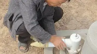 河南好久没有下雨，种麦之前为了土地殇情好，小胡和老爸开始浇水 #浇水 #种麦子的季节
