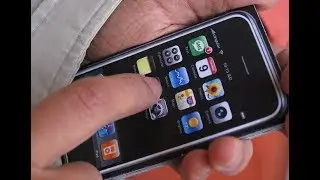 Audience Reacts to Steve Jobs Scrolling on an iPhone (2007)