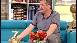Smiley News: Surprins &icirc;n direct la TV c&acirc;nd fura o tabletă din sala de conferințe