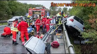 Pkw droht nach Unfall abzustürzen - Mann im Wrack eingeklemmt