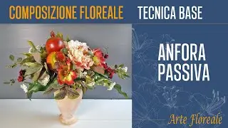 Composizione floreale cascante di fiori artificiali: Passiva in stile decorativo su anfora