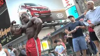 Брэндон Карри из MuscleMag на Таймс-сквер, Нью-Йорк
