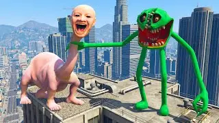 SMILEY HUNGRY SNAKE VS WE SWAM TOO FAR IN THE OCEAN! WHO IS STRONGER?! In Garry's Mod