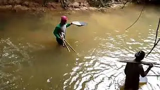 Mendulang emas di hutan sungai sumatra