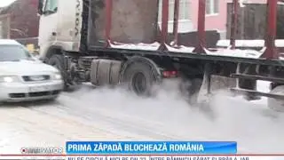 Prima zăpadă din an a blocat România!