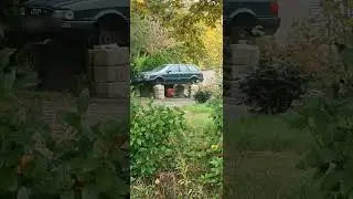 Auto auf einer selbstgebauten Hebeb&uuml;hne.