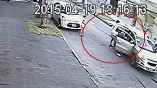 El aterrador momento en que una familia es recibida por jóvenes armados