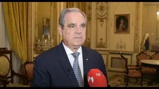 El presidente del CGCOF, Jes&uacute;s Aguilar, recibe la Medalla de Oro de la RANF