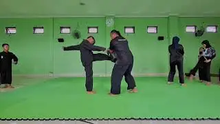Melatih kerjasama dan tanggung jawab bagian dari seni beladiri
