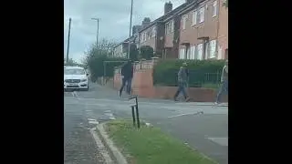 Sam Walker sets gang on Darren Gee who rings police, Men seen with gxns in Harpurhey Manchester