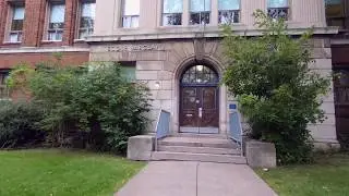 Les visiteurs passent par le secr&eacute;tariat de l'&eacute;cole Barclay