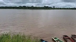 O rio tá correndo muito. 